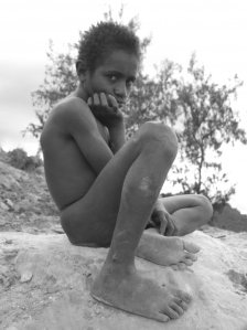 youngman on the sand in Paniai (foto by Barker)