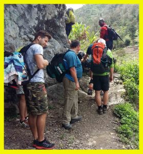 Suku Korowai Dan Kombai, Papua Tinggi di atas tanah sebuah hutan, jauh di hutan dataran rendah berawa Papua, rumah pohon menyapa mata penjelajah dari penjuru dunia. Rumah pohon di ketinggian lebih dari 80 kaki di atas tanah. Ini adalah konstruksi rumah Kombai dan tetangga Korowai, suku yang menghiasi tubuh mereka dengan tulang dan masih menghitung kanibalisme di antara adapt mereka Rumah pohon yang dibangun dengan kayu yang diambil dari hutan sekitar tempat tinggal yang ingin mereka bangun dengan menggunakan kapak yang terbuat dari batu. Rumah ini melindungi diri dari panas dan serangga di bawah hutan belantara, melindungi mereka pula dari banjir yang menghadang ketika musim hujan. Selain itu rumah ini memiliki fungsi yakni sebagai benteng tempat berlindung ketika terjadi konflik antar suku. Korowai dan Kombai merupakan kelompok etnis yang berbeda, masing-masing dengan bahasa mereka sendiri, tetapi mereka melakukan untuk mengelola dan juga berbagi praktek-praktek budaya yang mirip. Mereka terampil berburu, orang yang berburu mangsa termasuk kasuari dan babi hutan. Suku ini masih dalam perdagangan benda seperti tulang perhiasan dan pisau, dan mungkin baru diperkenalkan kepada logam dan ide pakaian di tahun 1970-an, ketika pertama misionaris tiba. Alat-alat seperti bambu yang tajam digunakan untuk mengiris daging, kerang untuk menampung air, dan air panas di batu tempat memasak. Kanibalisme juga hal yang umum dalam sejarah kedua suku Kombai dan Korowai. Untuk Kombai, hal ini merupakan salah satu bentuk hukuman kesukuan, hanya dengan orang yang diidentifikasi sebagai dukun, dibunuh dan dimakan oleh masyarakat sebagai persembahan untuk jiwa dimakan oleh terdakwa. Kanibalisme penting dalam dunia gaib, mirip kepercayaan untuk Korowai dan mungkin juga telah dilakukan sebagai bagian dari sistem peradilan pidana mereka. Sepertinya pohon tidak dipercaya pada alam kematian, tetapi kematian yang disebabkan oleh sihir - juga diyakini menjadi penyebab perang antar suku. Babi dalam budaya suku Kombai dan Korowai digunakan dalam penyelesaian sengketa-antara keluarga, dan juga dikorbankan dalam kompleks ketika upacara dengan membiarkan darah mereka ke dalam sungai sebagai korban ke salah satu dewa. Babi berperan dalam kehidupan agama Korowai juga yang diisi dengan semua jenis roh - di atas semua roh leluhur mereka yang dikorbankan adalah binatang pada saat kesulitan. Pesta adat yang lebih baik dinikmati oleh Korowai dan Kombai adalah makan dari Sagu, makanan lain yang lezat adalah tempayak dari kumbang Capricorn, yang merupakan hasil panenan dari pohon sagu. Ungkapan untuk suku Kombai, orang asing sendiri yang menyebutnya sebagai hantu, namun demikian hantu itu sendiri pernah menjadi sebuah kenyataan konkret sebagai film petualangan dan membuat wisatawan merasa keberadaanya di wilayah mereka. Tradisi ini menjadi daya tarik wisatawan asing untuk berkunjung.